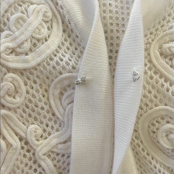 Elegant White Embroidered Women's Sweater/Cardigan. Size 2X - Picture 8 of 11